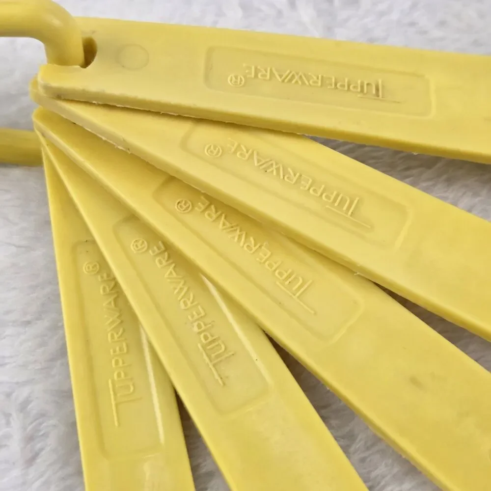 Tupperware Set of 5 Nesting Measuring Spoons Yellow with D-Ring Vintage